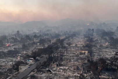 Los Angeles Belediye Başkanı, yangınlar sürerken Gana gezisinden dönmediği için eleştiriliyor